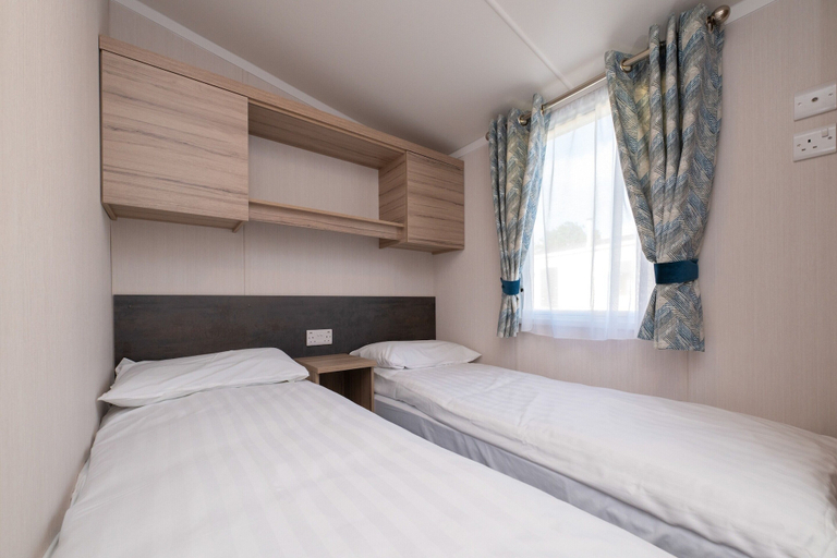 Room 2, Sunking Caravan by Belvilla, Cornwall
