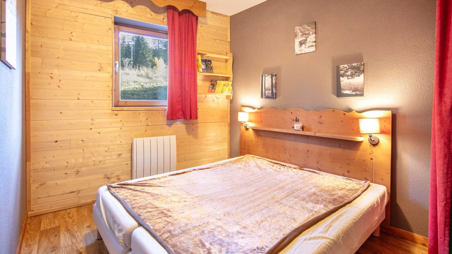Room 4, Apt. in Chamrousse Near Supermarket, Isère