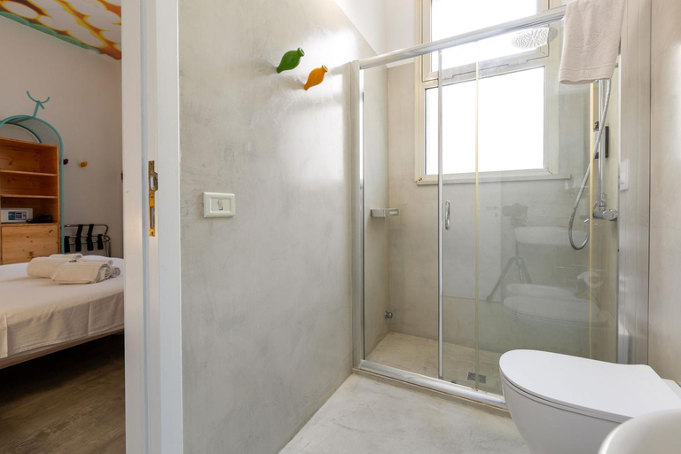 Bathroom 4, L’ Uomo e il Mare Bed & Breakfast, Lecce
