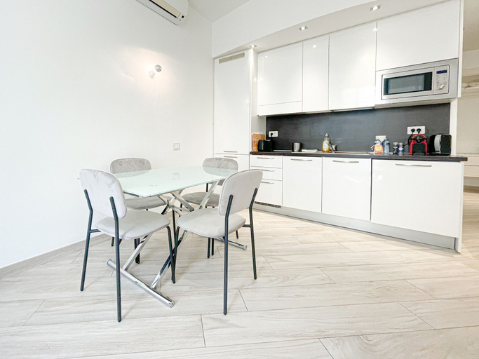 Room 5, 2E Tony Allard in Cannes, Alpes-Maritimes
