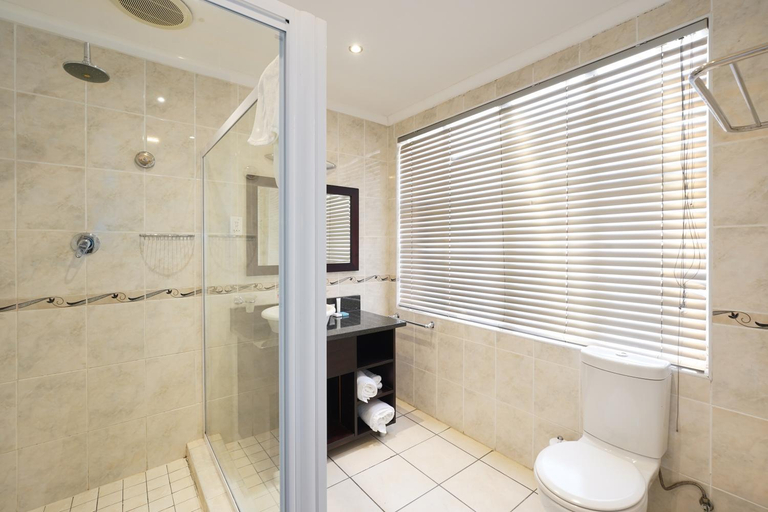 Bathroom 4, Cumberland Hotel, Cape Winelands
