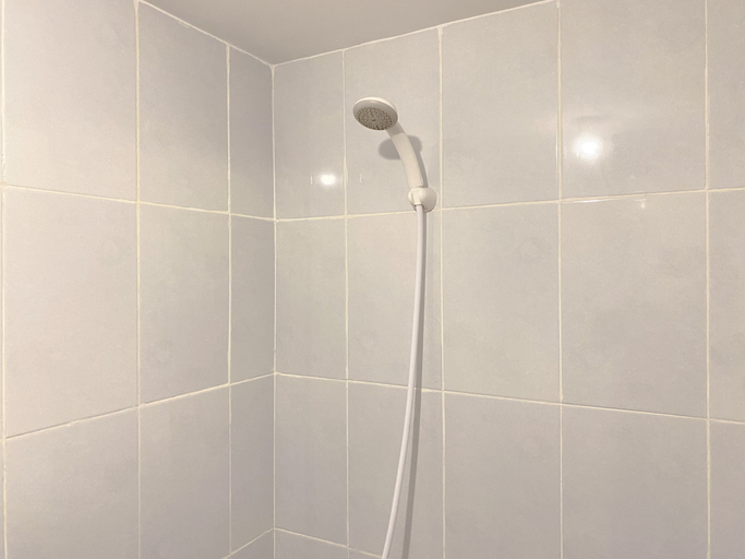Bathroom 5, Good Deal Studio at Tokyo Riverside PIK 2 Apartment By Travelio, Tangerang