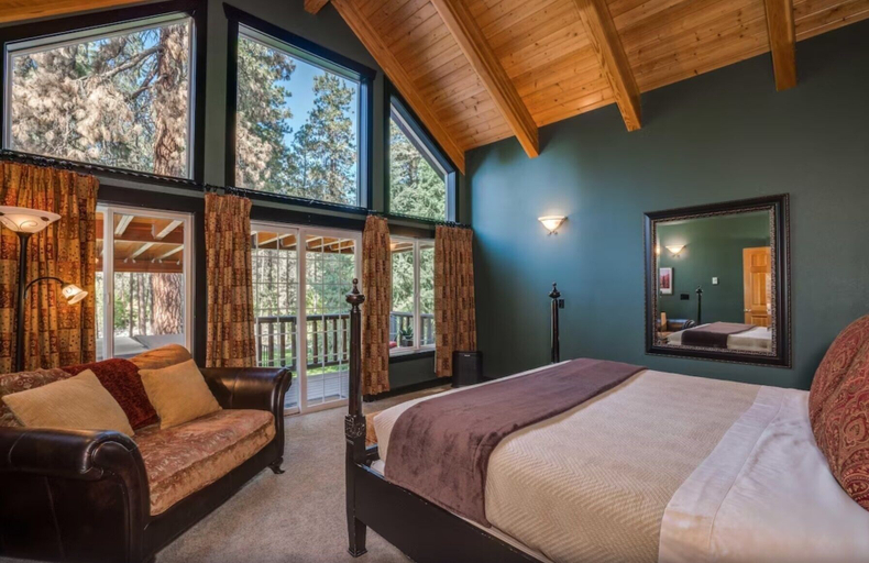 Room 2, Riverside Cabin 5 Bedroom Home by RedAwning, Chelan