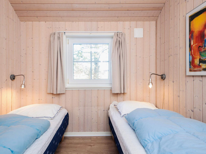 Bedroom 2, 5 Star Holiday Home in Blavand, Varde