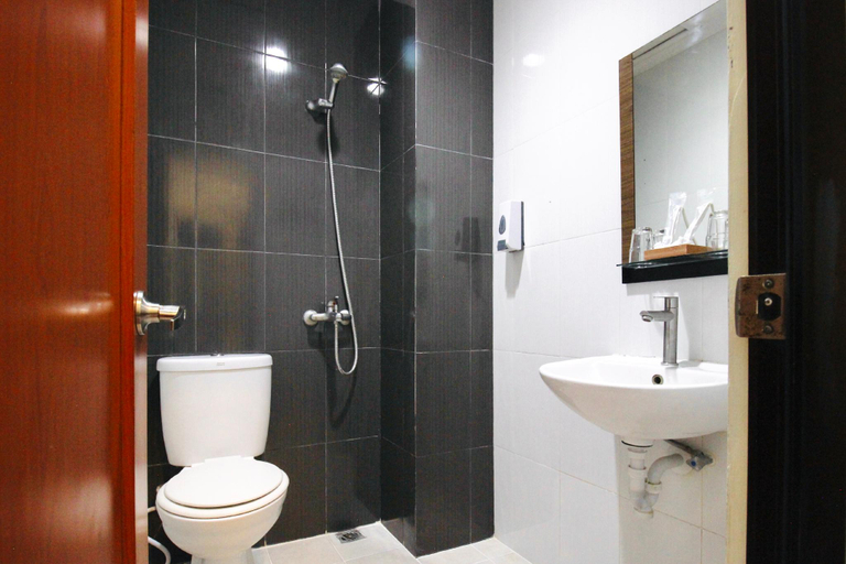 Bathroom 5, Alqueby Hotel Near Kiara Artha Park & Trans Studio Mall, Bandung