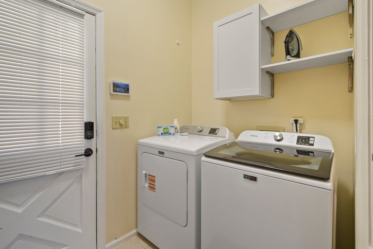 Laundry 2, All-in-one Luxury Escape Three Properties, Event Hosting, Private Pond & Full Gym, Duval