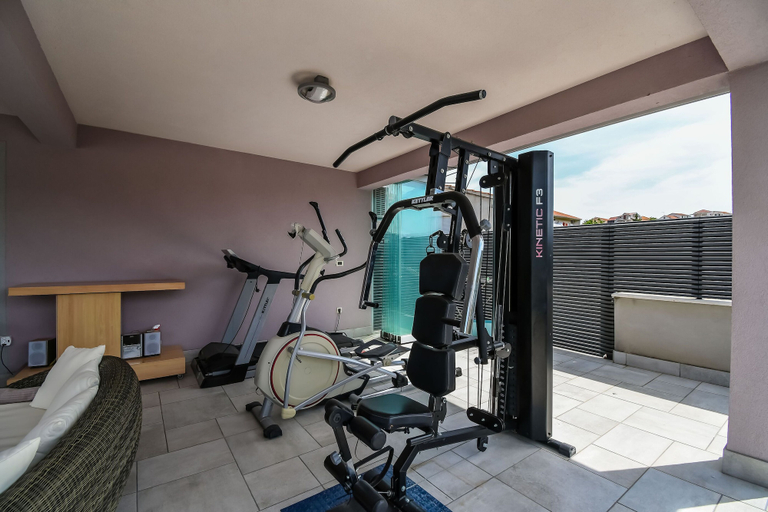 Fitness facility 2, Villa Fermaj, Okrug