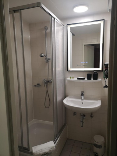 Bathroom 2, Hotel Burgblick Meissen, Meißen