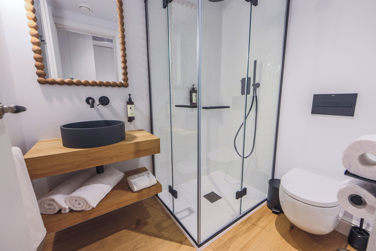 Bathroom 5, Do Bico Rooms, A Coruña