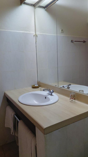 Bathroom 3, Hotel le Colbert, Diana