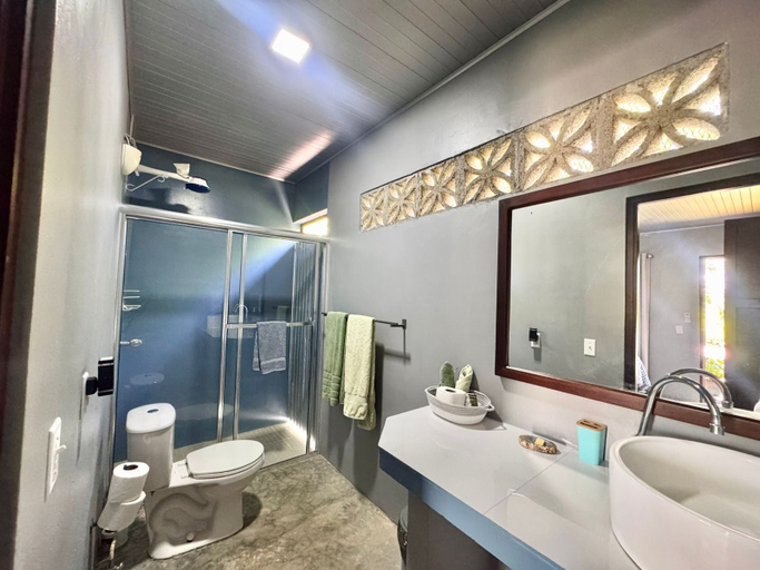 Bathroom 2, Inn at Punta Mala, Pedasí