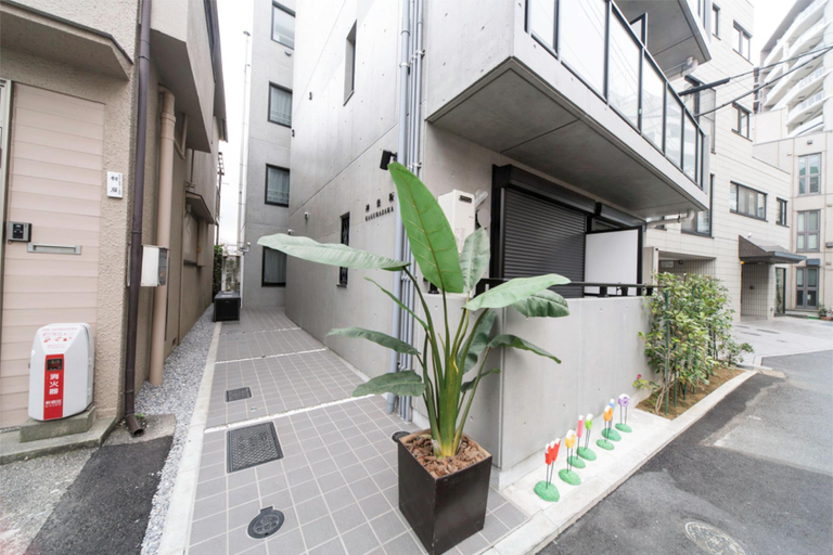 Exterior & Views