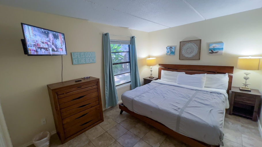 Room 2, 250 Paces To Beach Pool 1st Floor 2 Bedroom Condo, Cameron