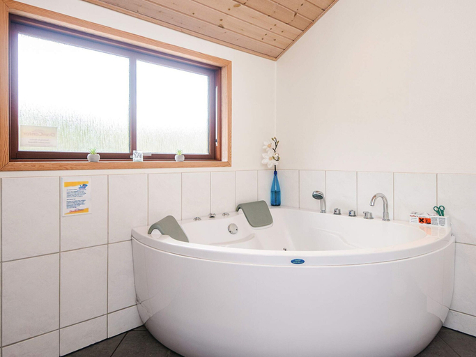 Bathroom 3, 4 Star Holiday Home in Blavand, Varde