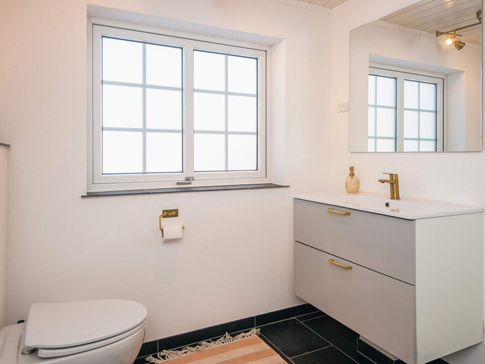 Bathroom 5, 6 Person Holiday Home in Blavand, Varde