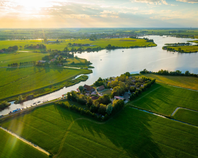 Others 5, Swarm - 3 Waterlodges Naast Elkaar in Friesland, Boarnsterhim
