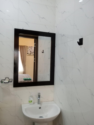 Bathroom 3, Pinefield Courts Apartment, Akure North