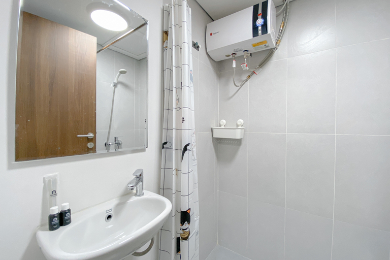 Bathroom 3, Good and Spacious Studio LRT City Royal Sentul Park Apartment By Travelio, Bogor
