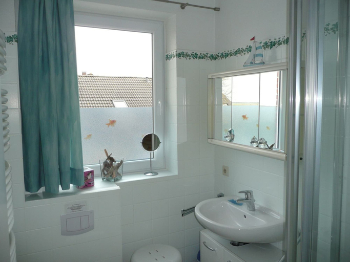 Bathroom 1, Ferienwohnung in St. Peter-ording, Nordfriesland