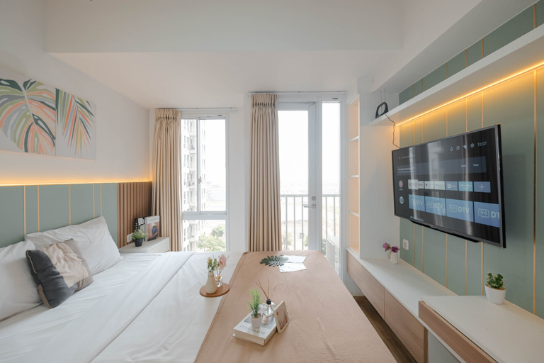 Bedroom 5, Warm Minimalist Studio Room at Tokyo Riverside PIK 2 Apartment By Travelio, Tangerang
