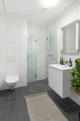 Bathroom 3, Hotel Claytone Near Delhi Airport, Delhi