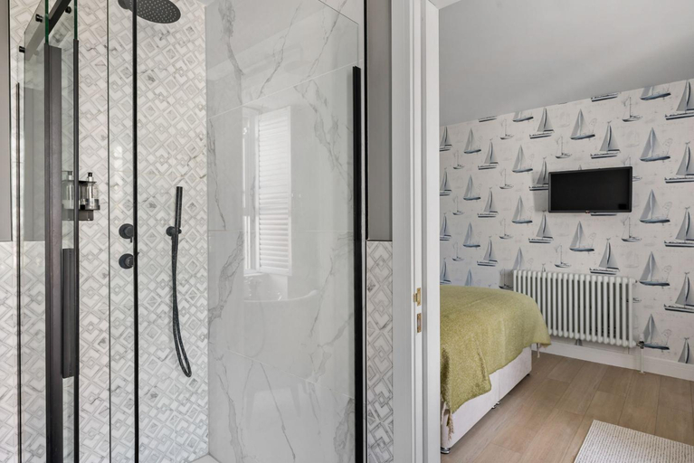 Bedroom 2, Leader Suite - Sea View - Free Wi-Fi, Torbay