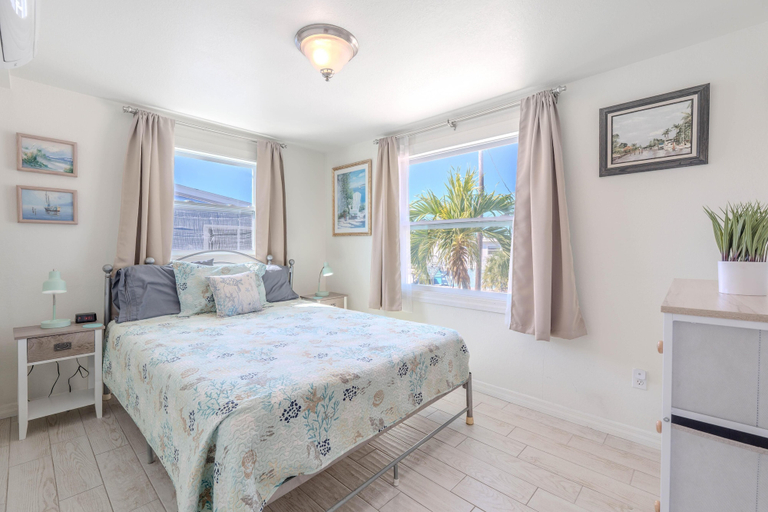 Room 4, Bonita Sol, Lee