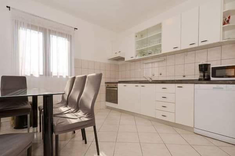 Private kitchen, House DD With Heated Pool, Okrug