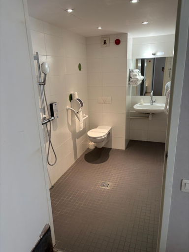 Bathroom 4, Kyriad Lyon Est - Saint Bonnet de Mure, Rhône