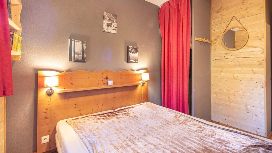 Room 5, Apt. in Chamrousse Near Supermarket, Isère