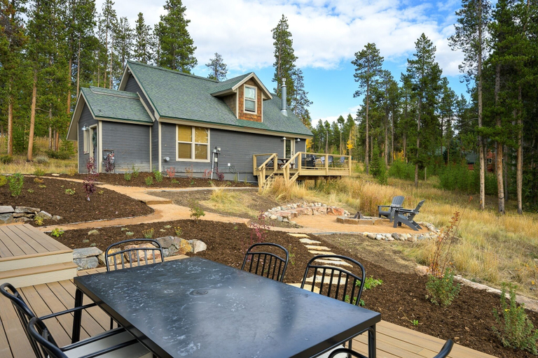 Outdoor dining 4, Silver Lining Circle 4 Bedroom Home, Grand