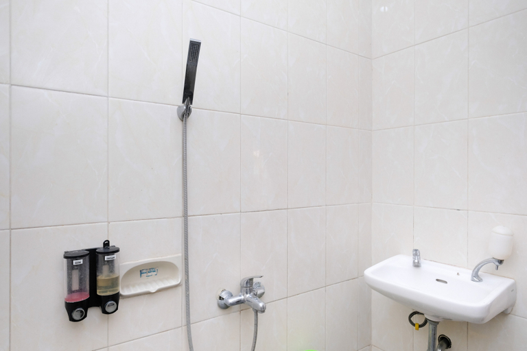 Bathroom 3, RedDoorz @ Jestro Guest House Batu, Malang