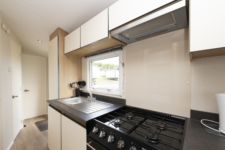 Private kitchen 3, Sunseeker Caravan by Belvilla, Cornwall
