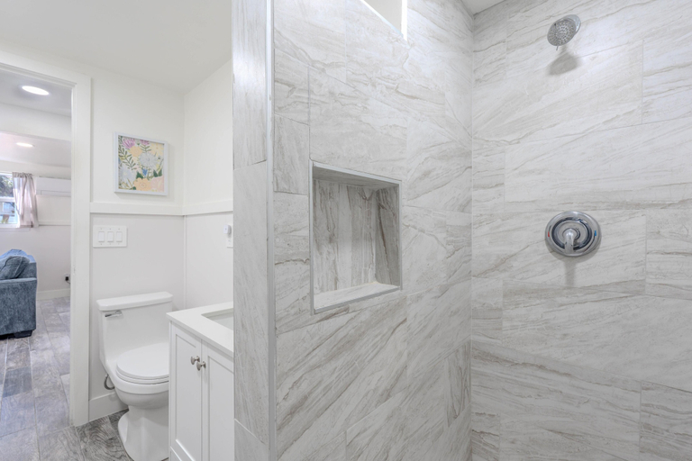 Bathroom 5, Bonita Estate, Lee
