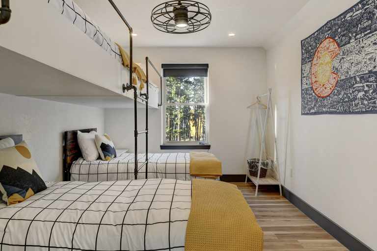 Room 2, Silver Lining Circle 4 Bedroom Home, Grand