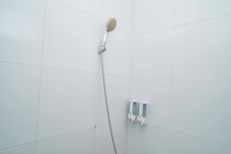 Bathroom 3, RedDoorz Plus near Cito Mall Surabaya, Surabaya