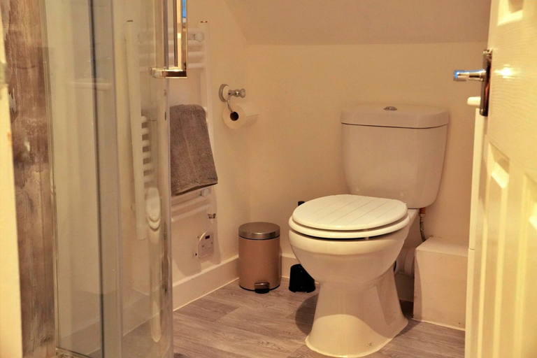 Bathroom, Pet-friendly Countryside Holiday Home, No Deposit, Gloucestershire