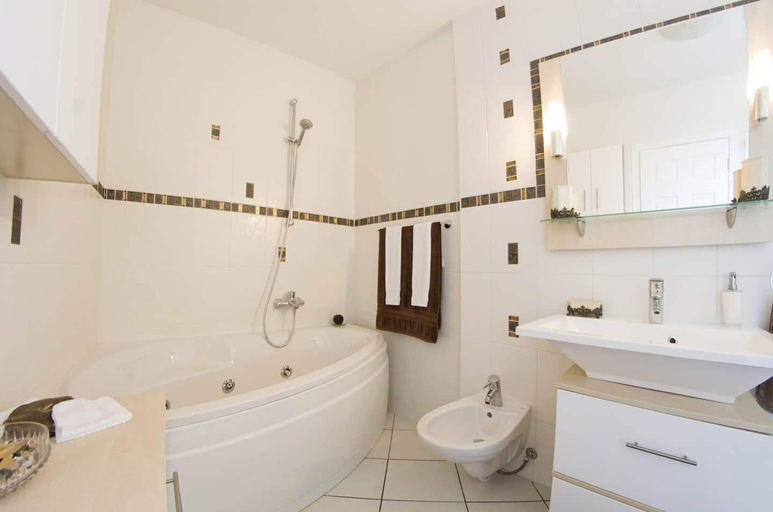 Bathroom 2, House Jure, Selca
