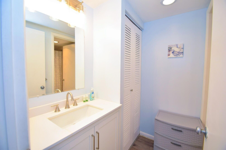 Bathroom 5, Golden Sands 1614 Studio, Worcester