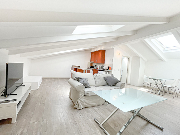 Room 5, 4C Tony Allard in Cannes, Alpes-Maritimes