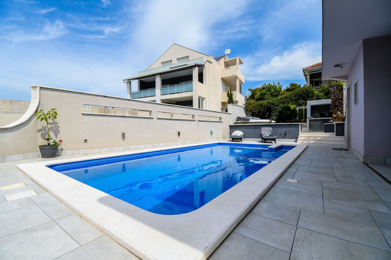 Outdoor pool 4, Villa Fermaj, Okrug