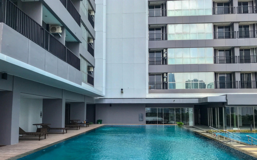Swimming Pool, Urban Chic Studio Room at Ciputra World 2 Apartment By Travelio, Jakarta Selatan