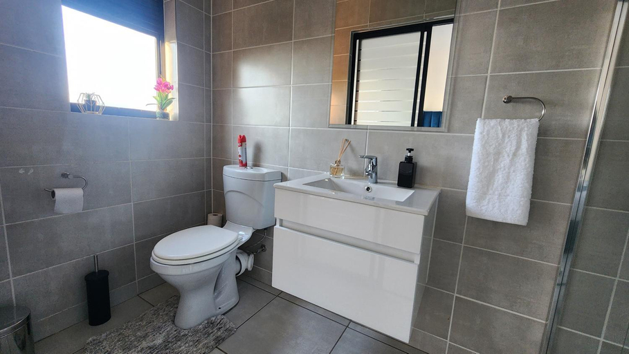 Bathroom 3, White House At The Blyde Crystal Lagoon, City of Tshwane