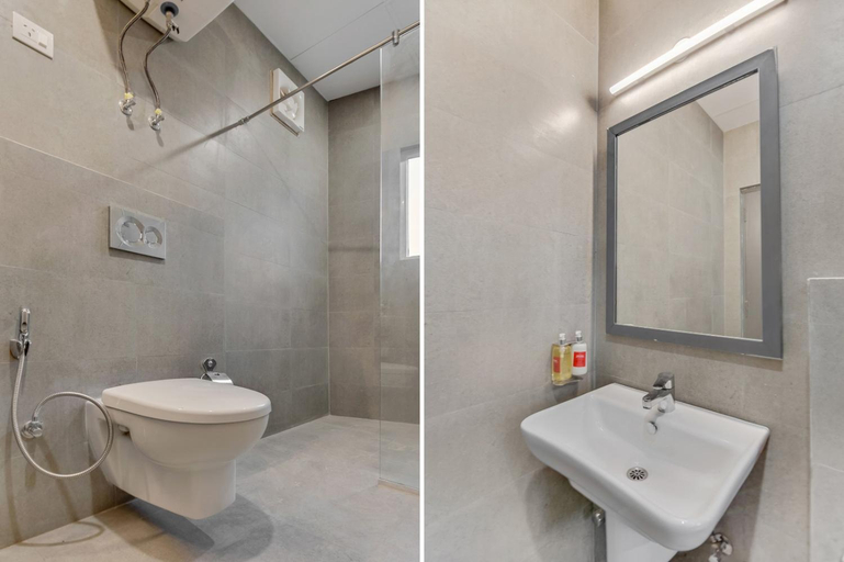 Bathroom 3, Hotel King Plaza, Delhi