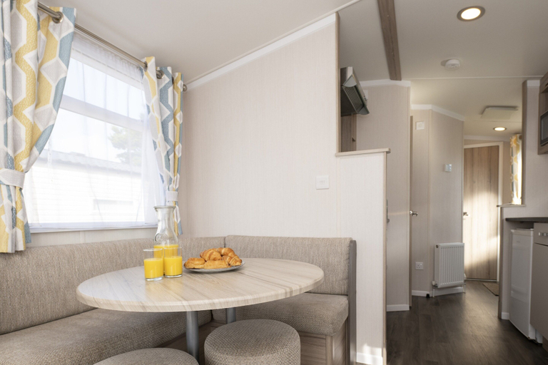 Dining 5, Sunset Caravan by Belvilla, Cornwall