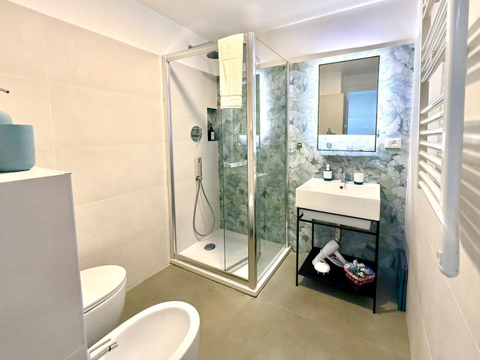 Bathroom 2, DIMORA SOTTORIPA 87B DI FRONTE ALL’ACQUARIO - GENOVABNB IT, Genova