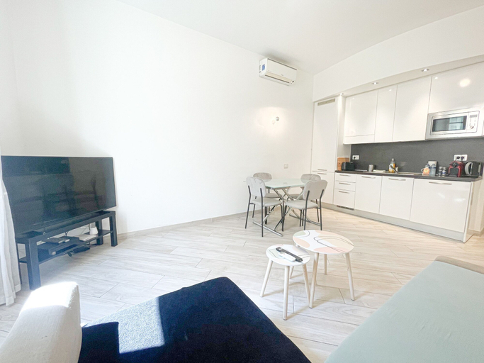 Room 4, 2E Tony Allard in Cannes, Alpes-Maritimes