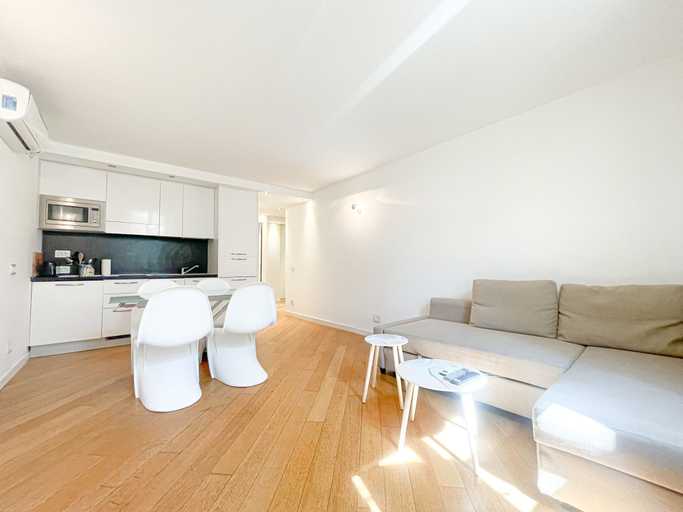 Room 1, 3E Tony Allard in Cannes, Alpes-Maritimes