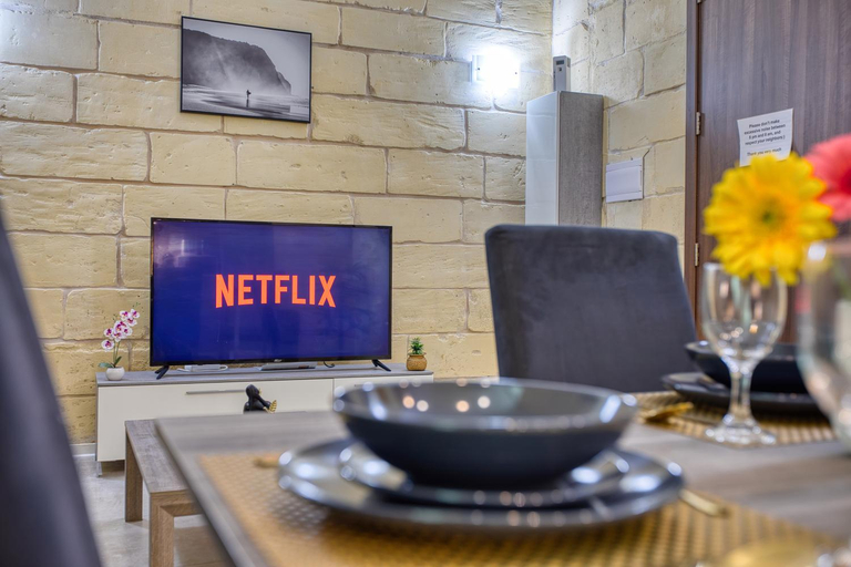 Food & Drinks 3, Stunning 1BDR Sliema-Center Penthouse! Near POOL!