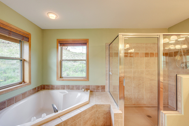 Bathroom 5, Beaver Lodge 5 Bedroom Cabin, Grand